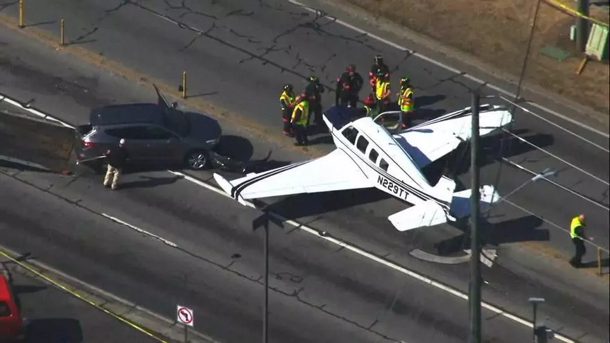 Una avioneta se estrella contra un vehículo tras un aterrizaje de emergencia en Georgia