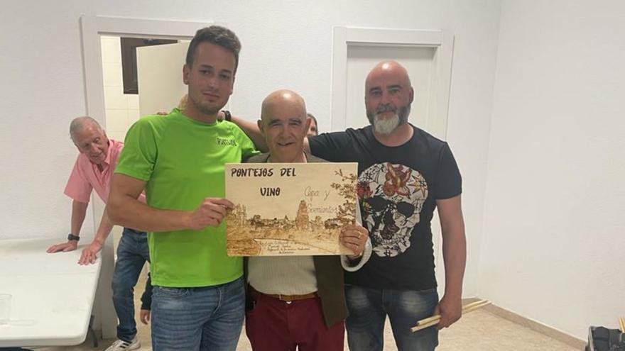 Pontejos homenajea al grupo Cepa y Sarmientos durante la puesta del mayo