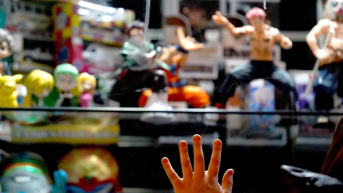 Un niño de 8 años observa un escaparate lleno de regalos, en Madrid.