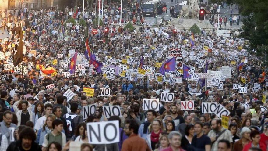 Miles de personas se suman a la marcha &quot;Rodea el Congreso&quot;  |  Miles de personas se sumaron ayer a la manifestación &quot;Rodea el Congreso&quot; convocada por la Coordinadora 25-S como protesta a lo que consideran &quot;investidura ilegítima&quot; de Rajoy como presidente del Gobierno. La marcha se desarrolló entre gritos de &quot;Ante el golpe de la mafia, democracia&quot; y &quot;Que no, que no que no nos representan&quot;, &quot;Vergüenza me daría ser Susana Díaz&quot; o &quot;PSOE-PP, la misma mierda es&quot; En la manifestación participaron personas de todas las edades, unas 6.000, según informó la Delegación del Gobierno a Efe y no menos de 150.000, según los convocantes.