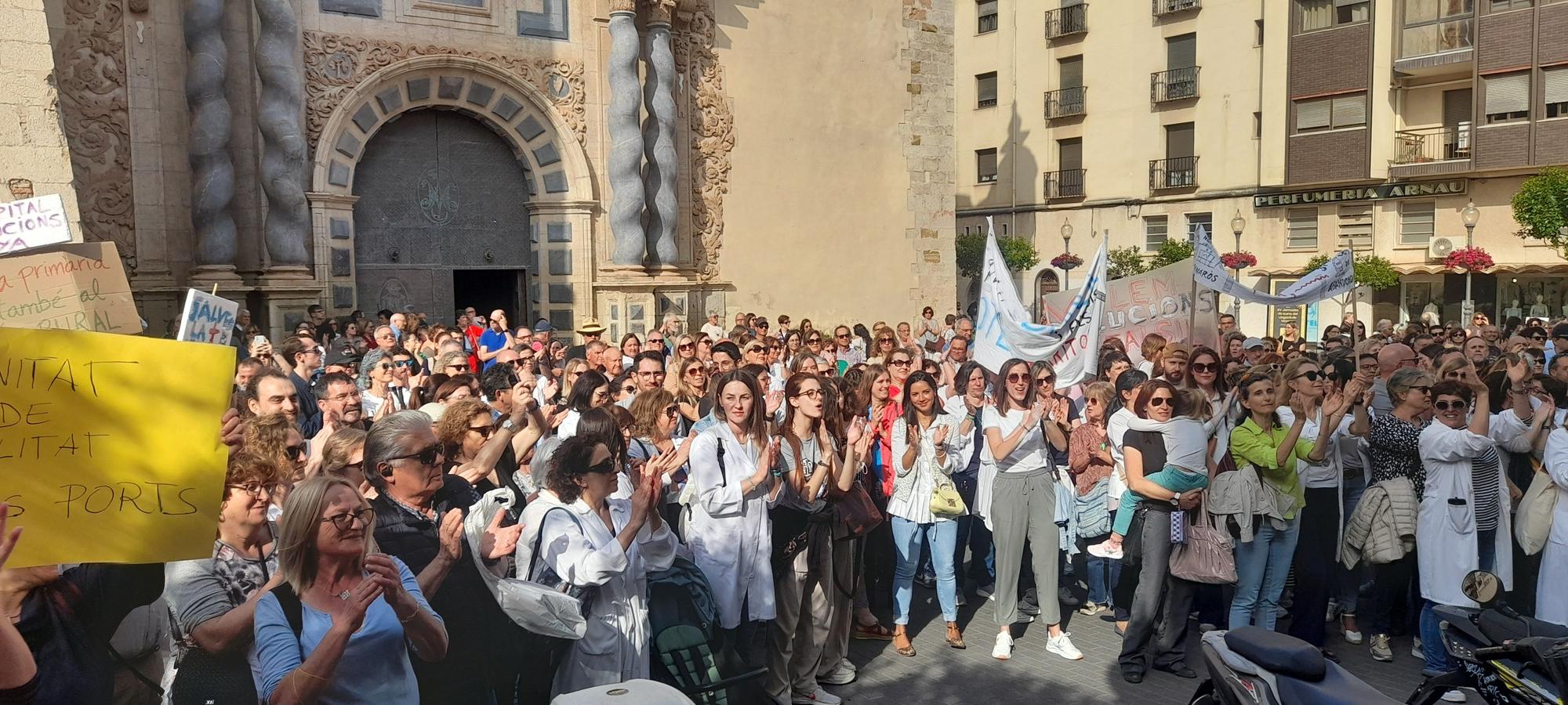 Fotos de la multitudinaria manifestación en Vinaròs para defender "una sanidad pública digna"