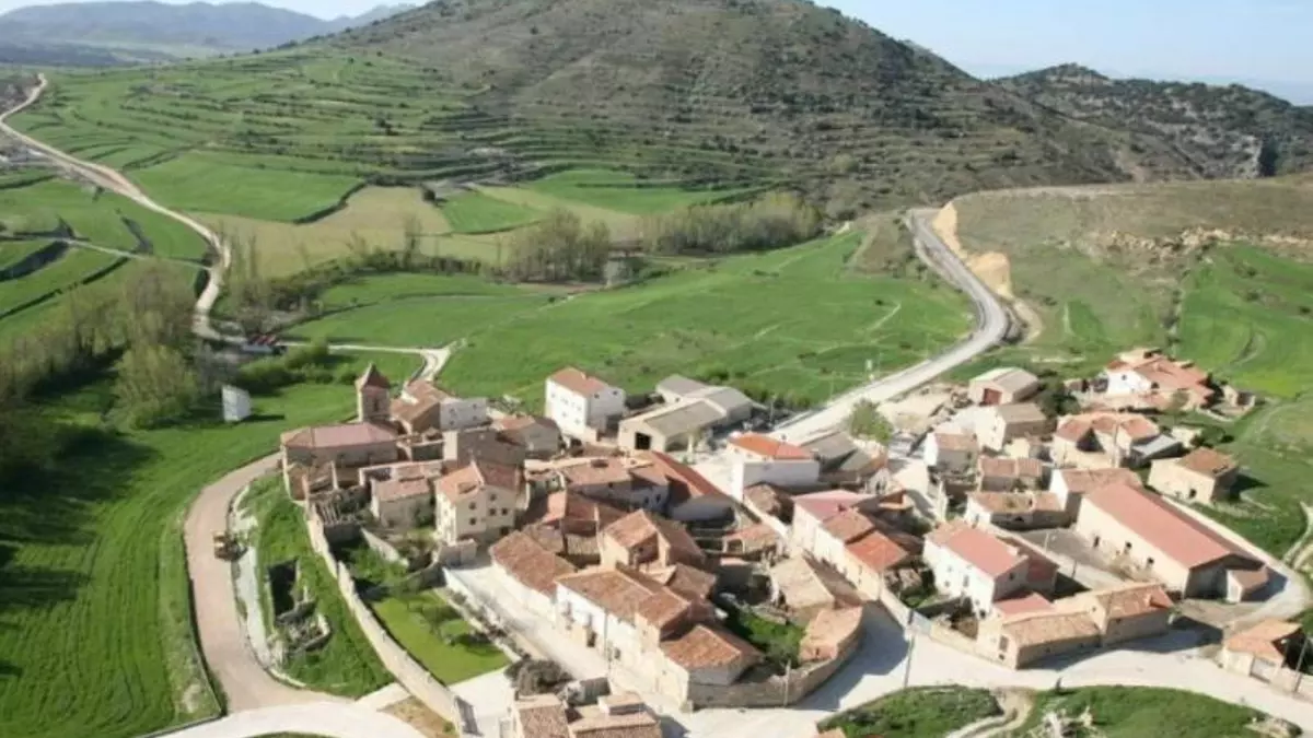 El pueblo de Teruel de 17 habitantes perfecto para desconectar en verano: colinas, barrancos y una desconocida piscina natural