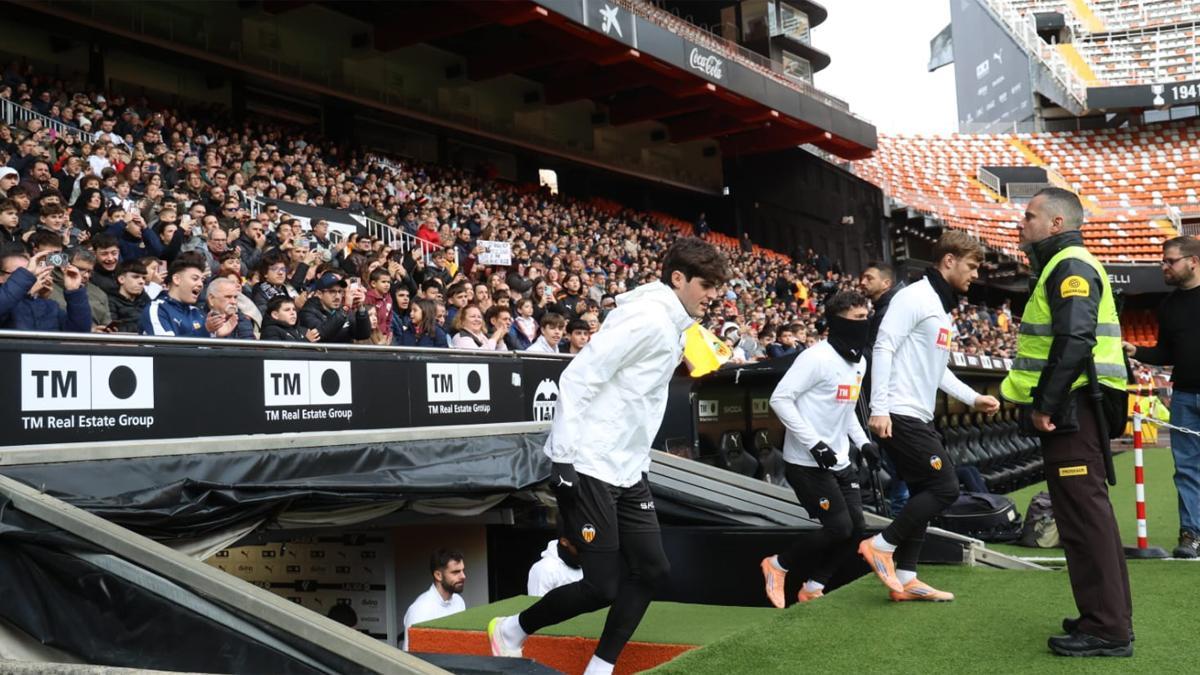 Javi Guerra, saliendo del túnel de Mestalla en el entrenamiento a puertas abiertas