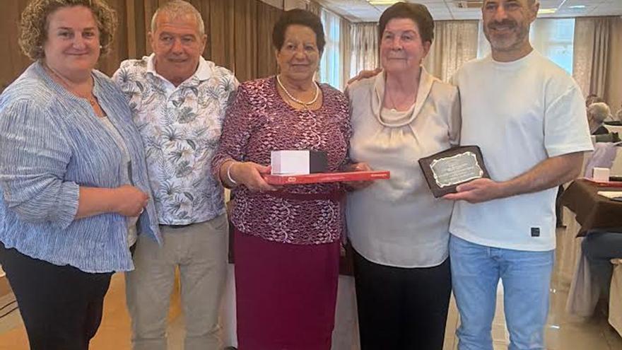 La asociación de jubilados de Carbayín homenajea a tres socias en su comida anual