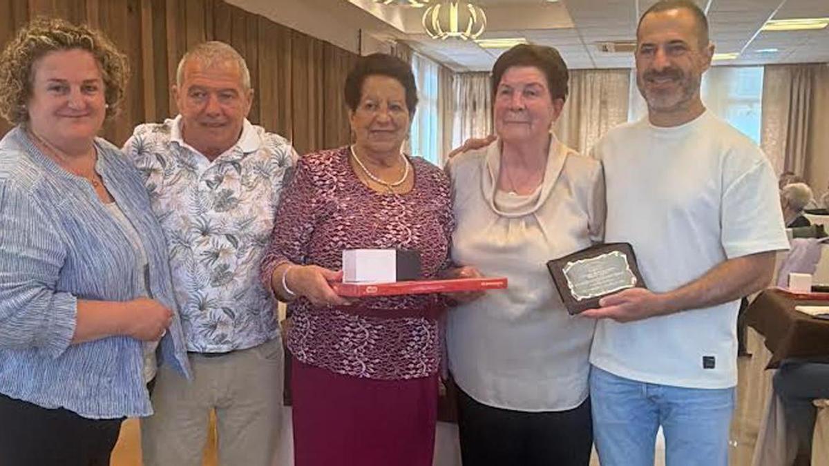 Los ediles con las homenajeadas.