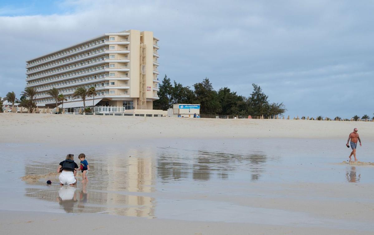 Imagen del hotel Oliva Beach, en la costa de las Dunas de Corralejo, en Fuerteventura, sometido a un expediente de caducidad de la concesión. | | C. DE SAA/EFE