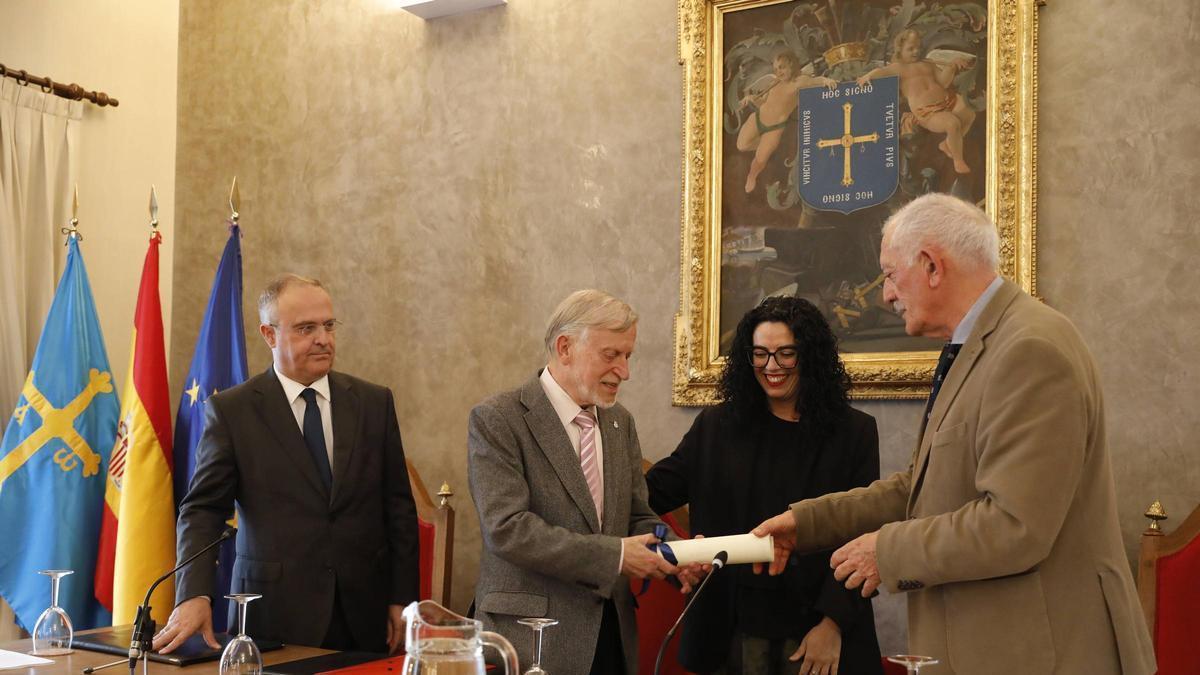Ramón Rodríguez entrega a Sánchez Vicente el título de miembro correspondiente en presencia de Javier Junceda y Vanessa Gutiérrez.