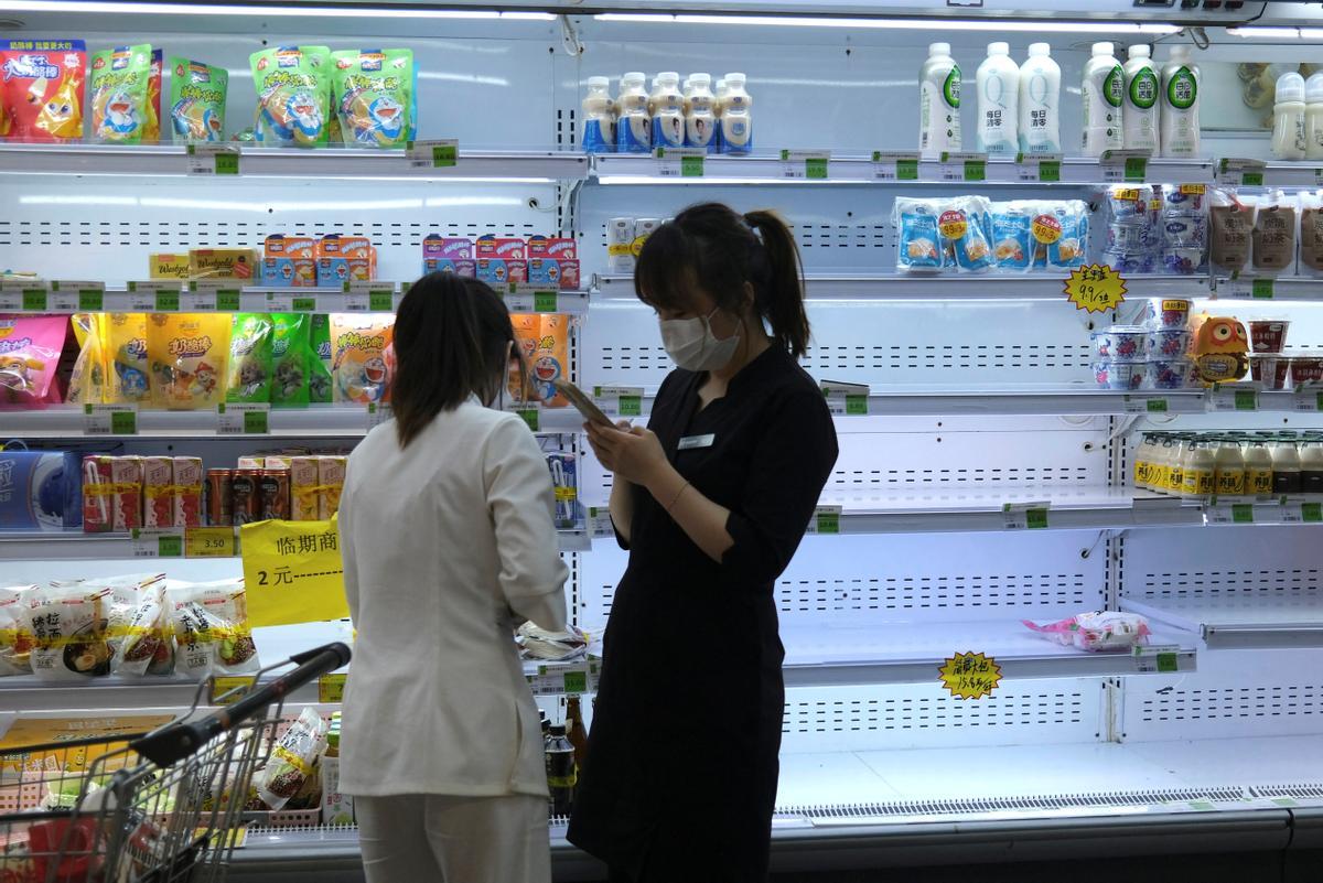 Estanterías medio vacías en un supermercado en Pekín.