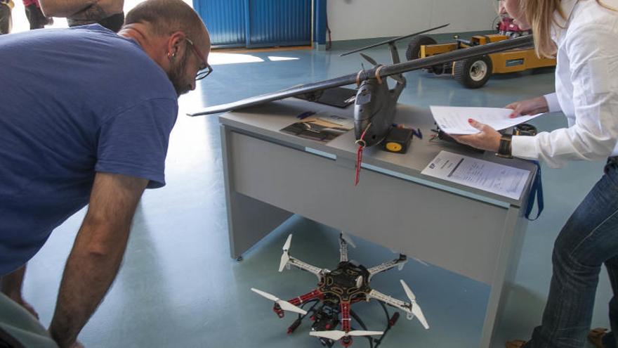 Exhibición de drones en el aeródromo de Mutxamel