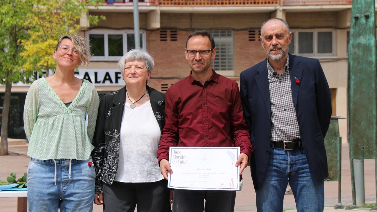 Oriol Solà en rebre el premi dels Jocs Florals de Calaf