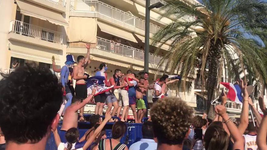 Els turistes francesos vibren a la Costa Brava amb la victòria del seu equip al Mundial de futbol