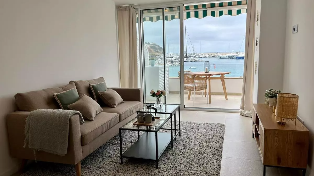 Un piso de lujo a la venta en Port Adriano, la marina diseñada por Philippe Starck en Mallorca