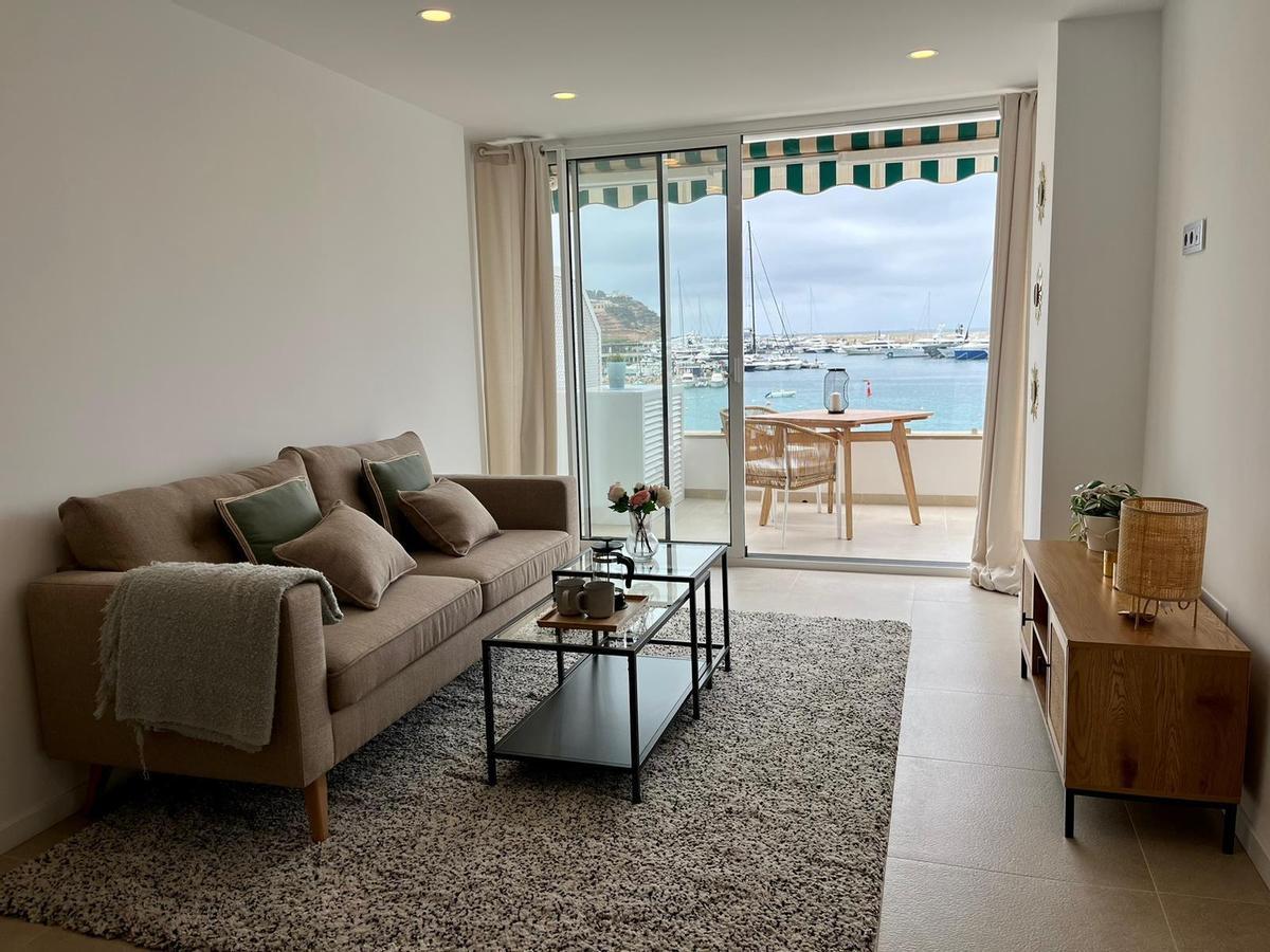 Salón con vistas al mar y a la marina de Port Adriano