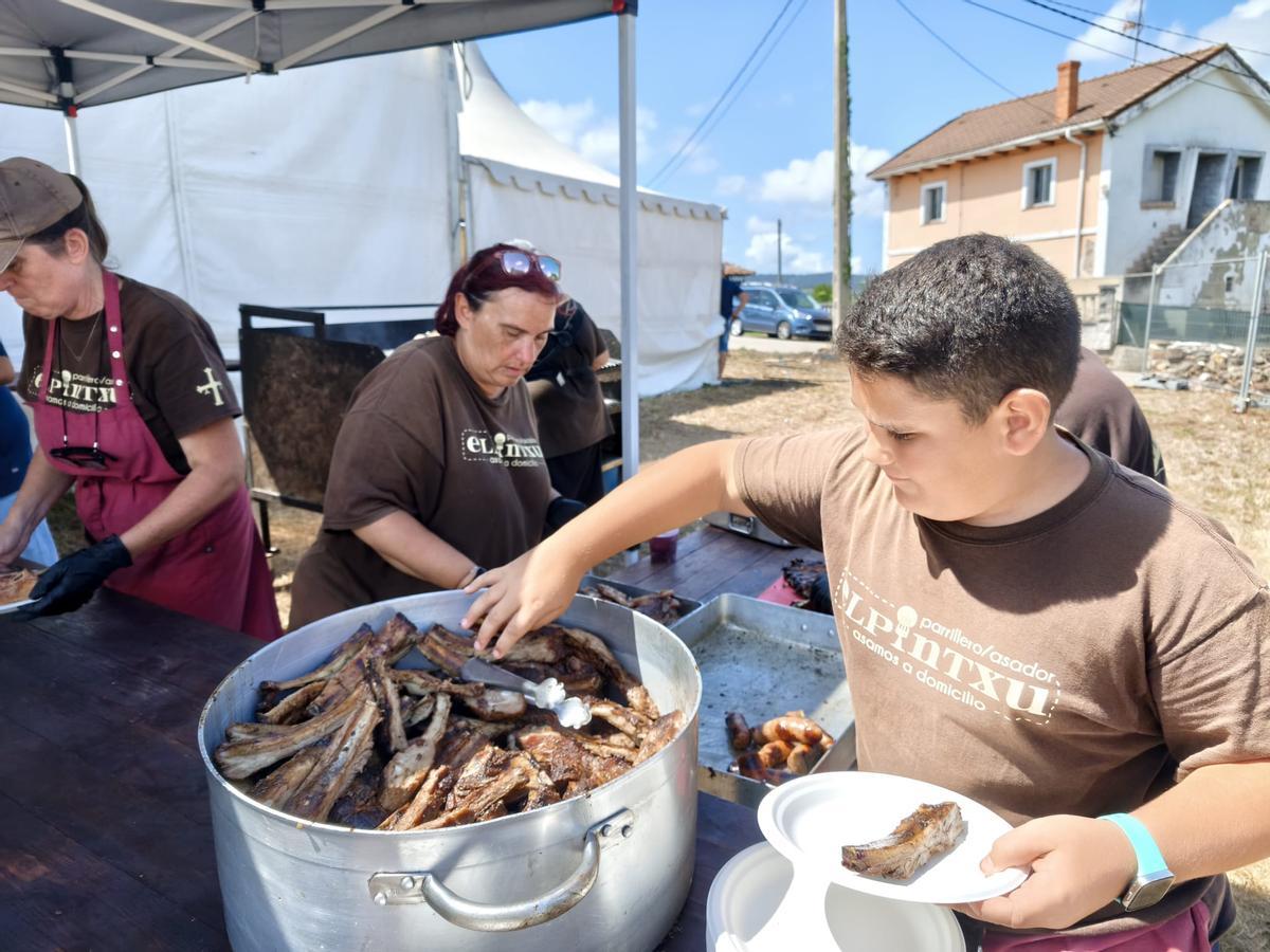 Así fue la V Comilona de las fiestas de Ferroñes, en Llanera