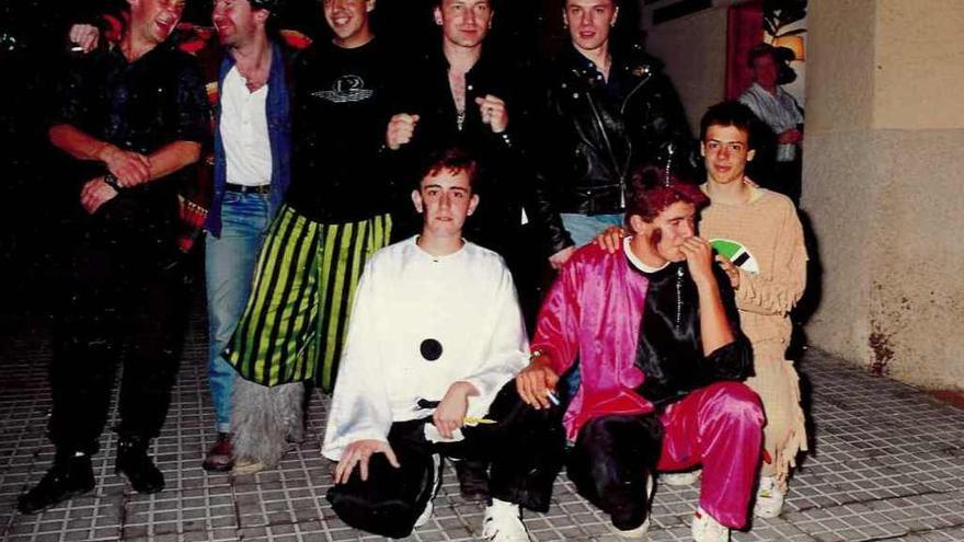 Los miembros del grupo de rock local Rexdeus inmortalizan su encuentro con U2 por fuera del asador vasco La Chacra, en la calle de La Luna.