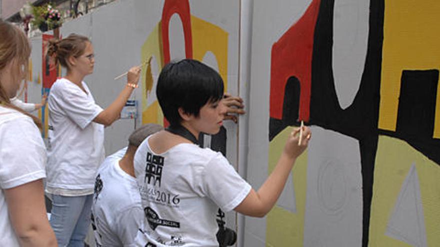 En la imagen superior, un grupo de alumnos de la Escuela de Arte y Diseño pinta un mural en Triana. Abajo, a la izquierda, talleres de escolares en la Plaza del Pilar Nuevo; y a la derecha, pose de un grupo de modelos.  i QUESADA