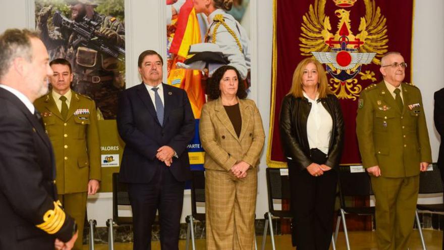 Autoridades en el acto, entre ellas Abalde (3º) y Do Campo (4ª). |  C.