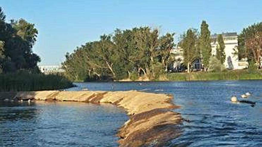 Azud del río en Cabañales.