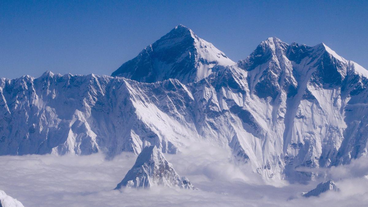 El Everest, visto desde el aire, sobre Nepal.