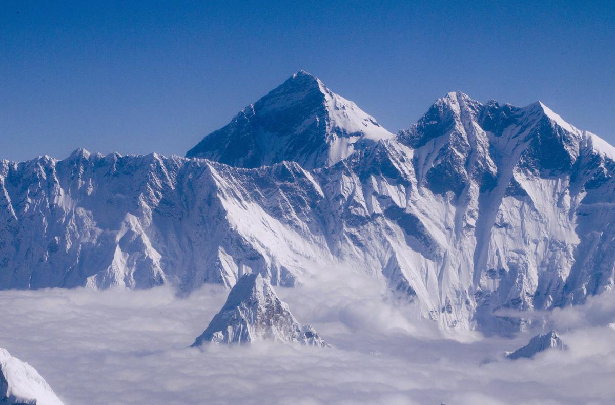 El Everest, visto desde el aire, sobre Nepal.