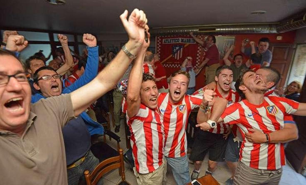 Los colchoneros de Galicia estallan de felicidad tras el pitido final en el Camp Nou