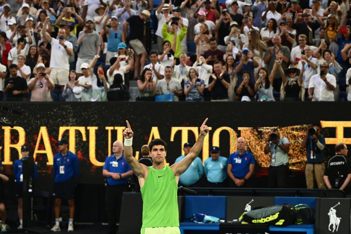 Carlos Alcaraz, numero uno del mundo, celebra su triunfo ante el alemán Alexander Zverev en semifinales del Abierto de Australia, que le sitúa en la final del Abierto de Australia por primera vez y como quinto jugador español en la historia. PROHIBIDO SU USO EN AUSTRALIA Y NUEVA ZELANDA