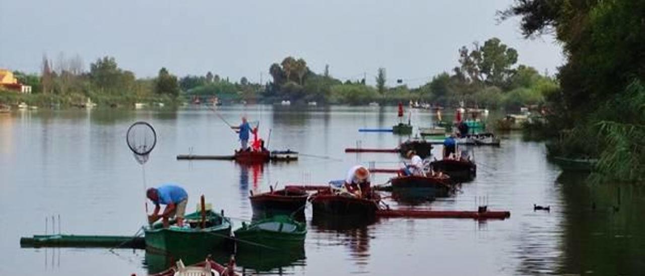 Un grupo de participantes se lanzan con sus embarcaciones a l&#039;Estany para pescar.