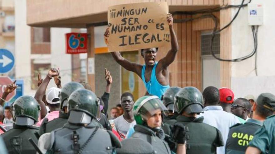 Un momento de los disturbios provocados ayer por los vendedores senegaleses en Torrevieja.