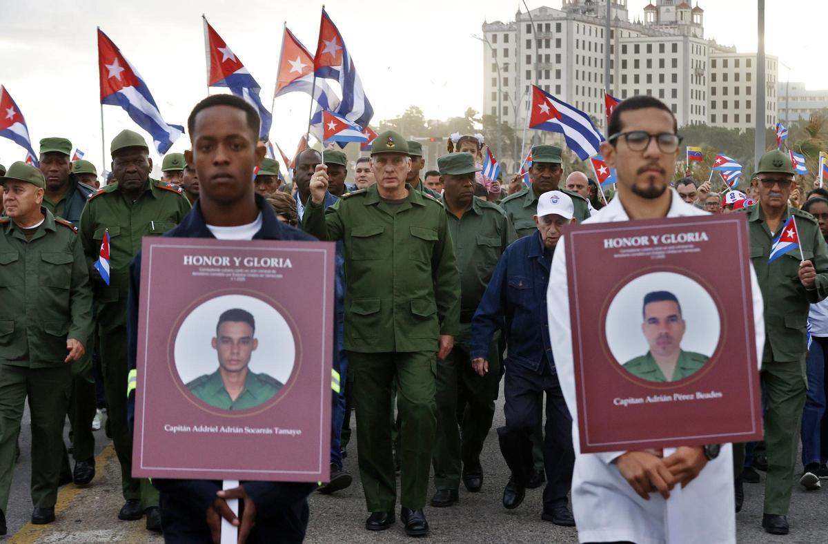 El presidente de Cuba, Miguel Diaz-Canel (c), participa en una marcha frente a la Embajada de Estados Unidos este viernes, en La Habana (Cuba). EFE/ Ernesto Mastrascusa