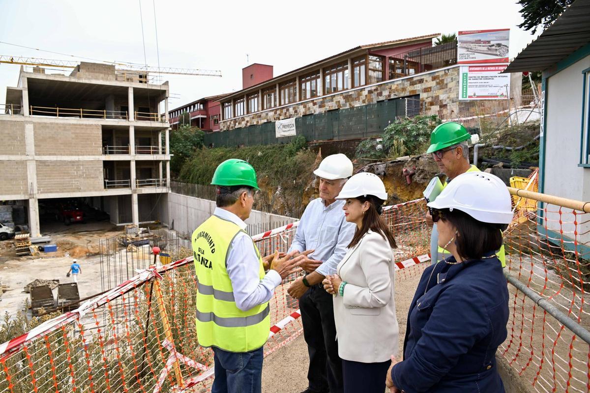 La consejera de Acción Social, Águeda Fumero, durante una visita a las obras del centro sociosanitario de La Matanza