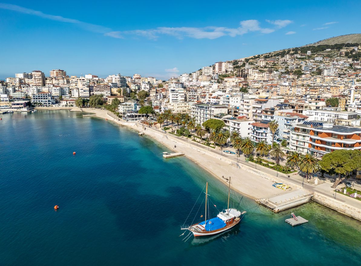 La costa turquesa del paseo marítimo de Saranda