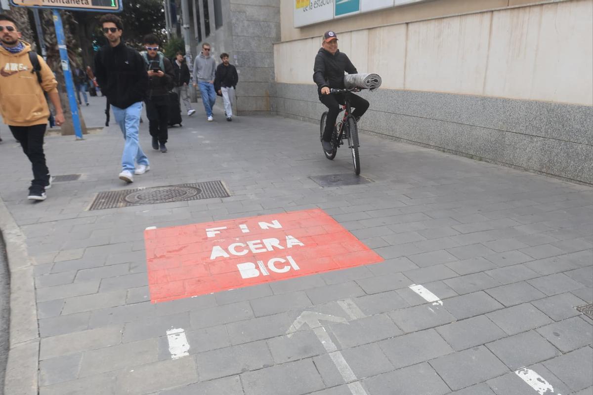 Alicante elimina el tramo de acera bici frente a Renfe aludiendo un mal uso de los patinetes