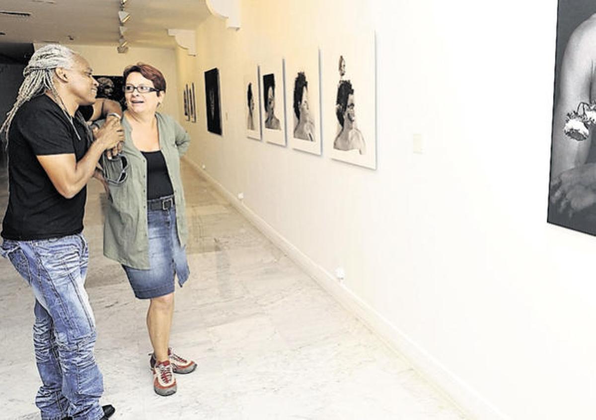 René Peña y Marta María Pérez Bravo, ayer, ante algunas de sus fotos.