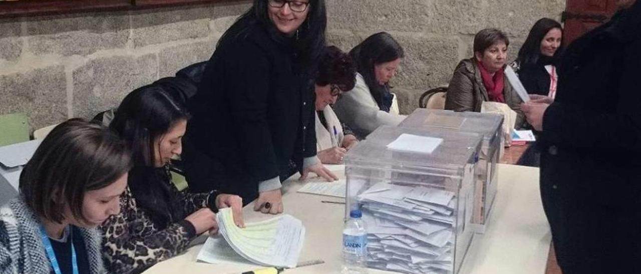 Una mesa repleta de mujeres atendió la cita electoral en la Casa da Cultura de Berducedo e Piñeiro. // S.Á.