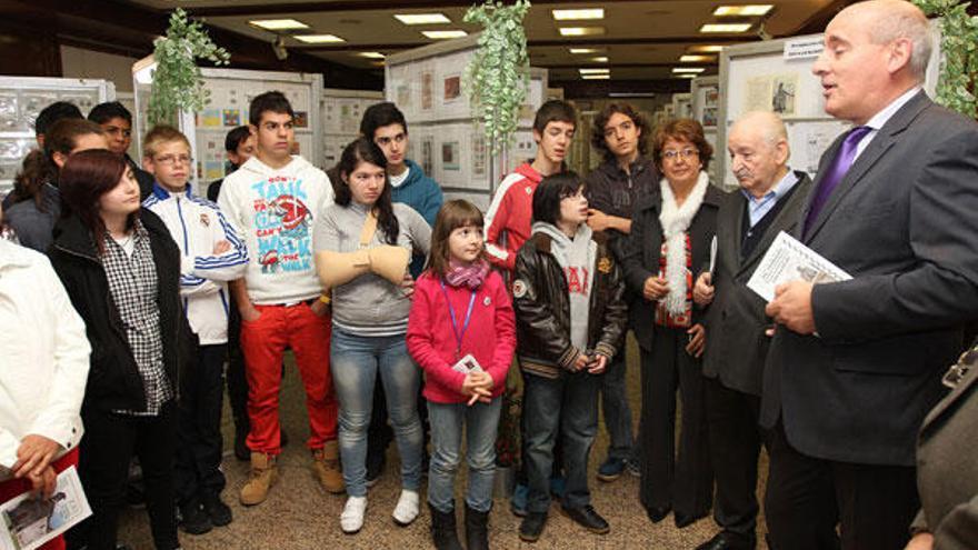 Una de las visitas escolares a la exposición del Liceo. // Iñaki Osorio