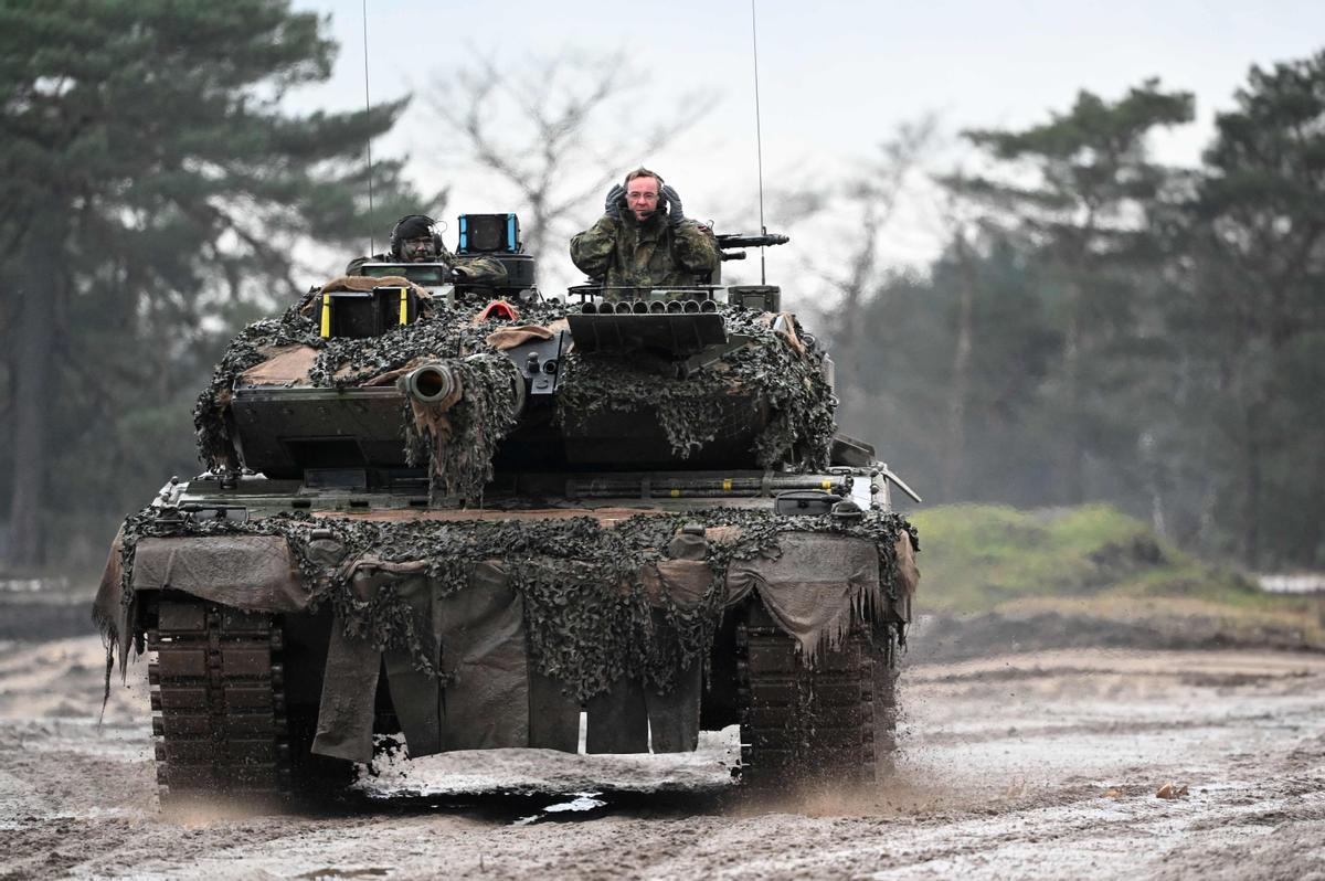 El ministro de Defensa alemán, Boris Pistorius en unas maniobras militares para conocer el tanque Leopard 2