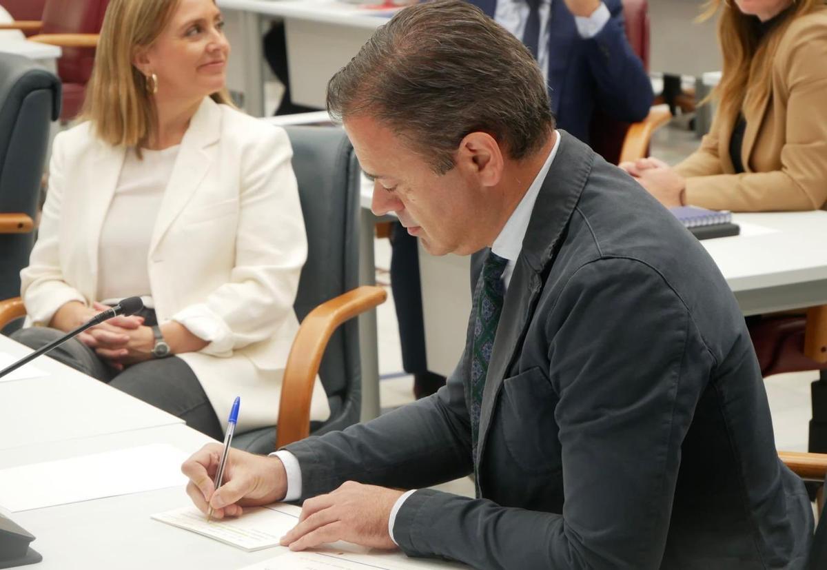 Marcos Ortuño, consejero de Presidencia, toman notas durante la sesión de control.