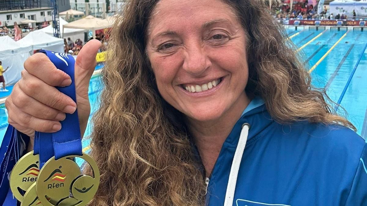 Montserrat Gomariz, amb les tres medalles guanyades al Campionat d'Espanya