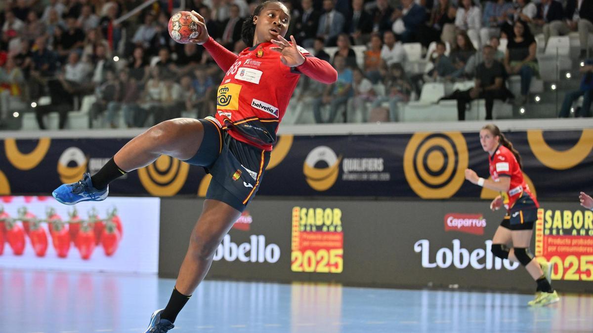 Lyndie Tchaptchet, en un partido con la selección española de balonmano.