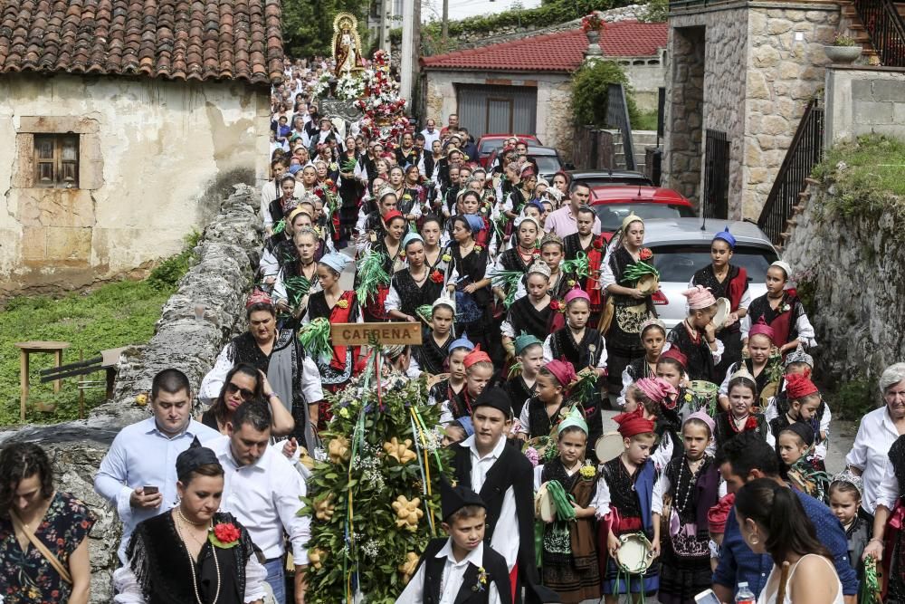 Procesión de la virgen de la salud y misa por las fiestas de Carreña de Cabrales