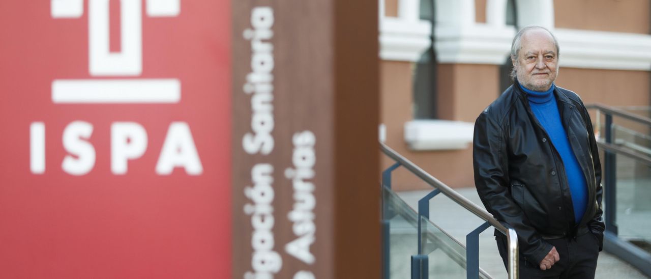 Carlos Suárez, junto a la entrada del ISPA.