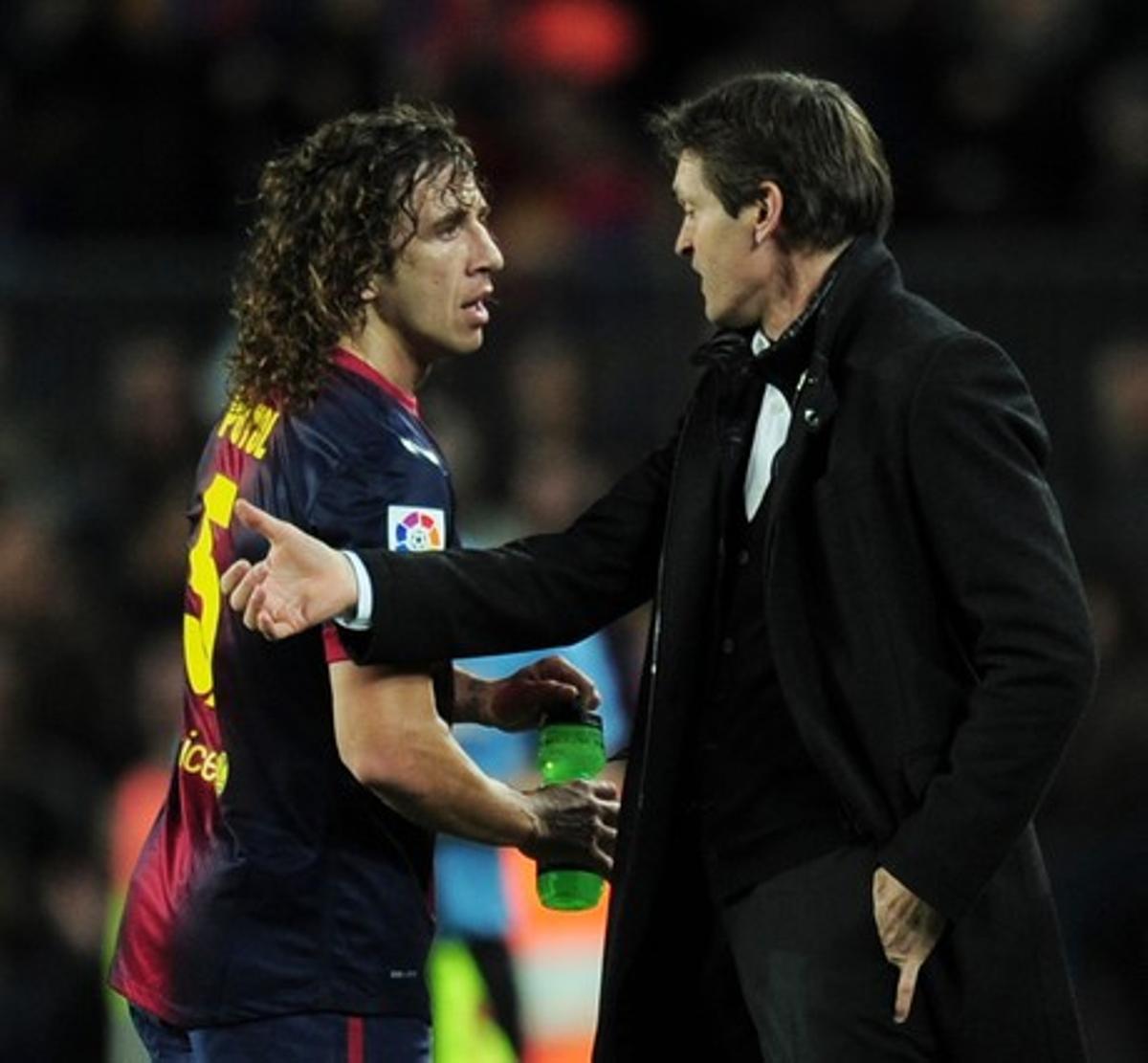 L’exentrenador del Barcelona, Tito Vilanova, parla amb el capità durant un partit de la Lliga espanyola.