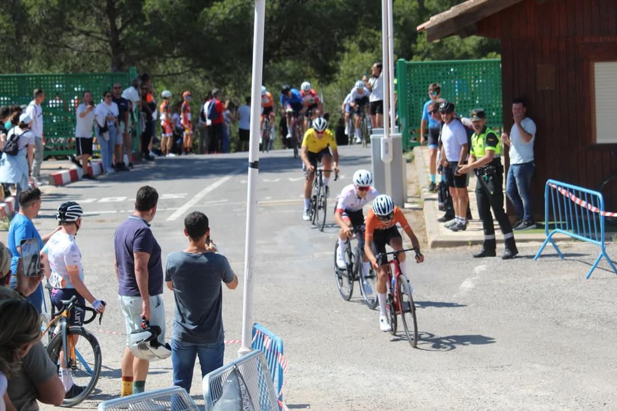 Ciclistas durante la prueba de Estivella.