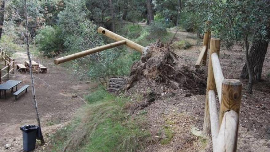 Barandilla arrancada por los efectos de las lluvias en el entorno del paraje natural del Pou Clar.