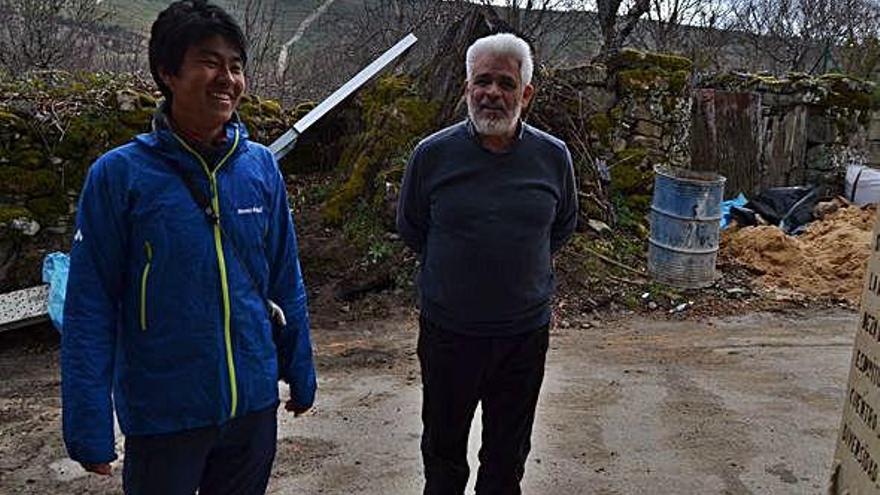 El alcalde de Lubián, Felipe Lubián, con un peregrino japonés.