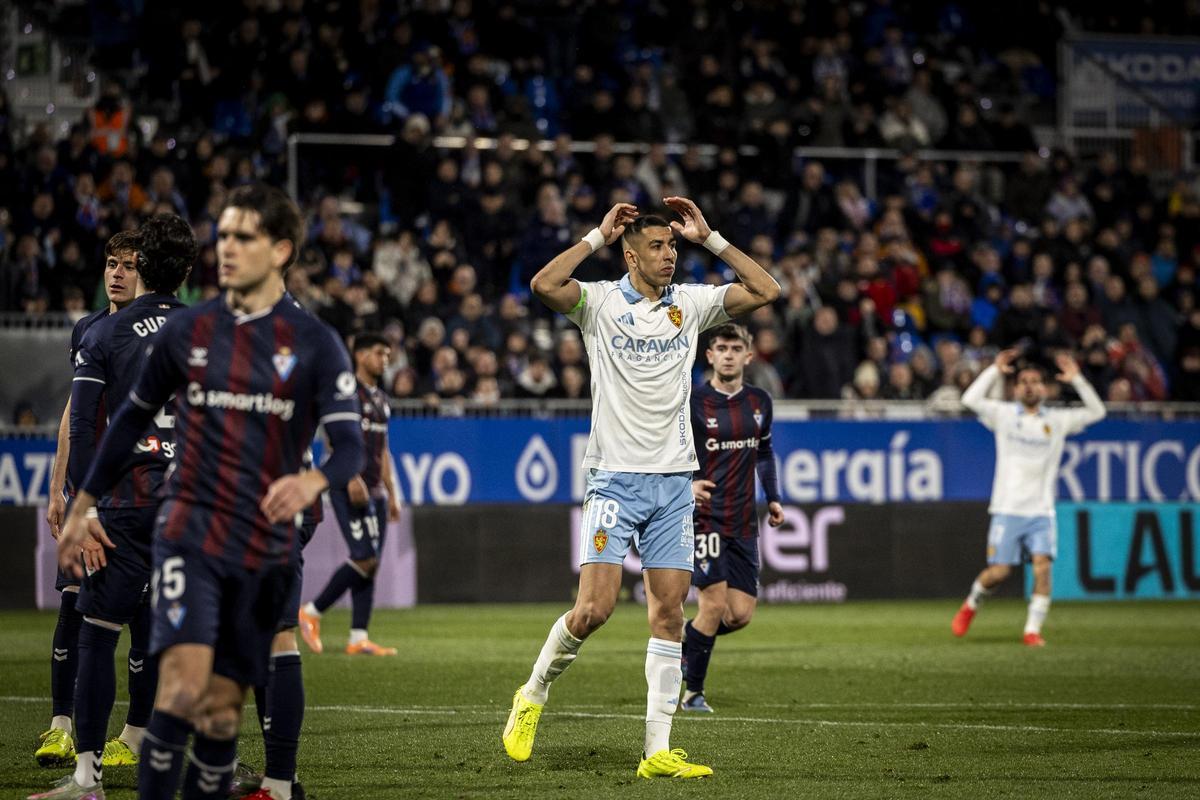 Bakis se echa las manos a la cabeza en un partido con el Zaragoza.