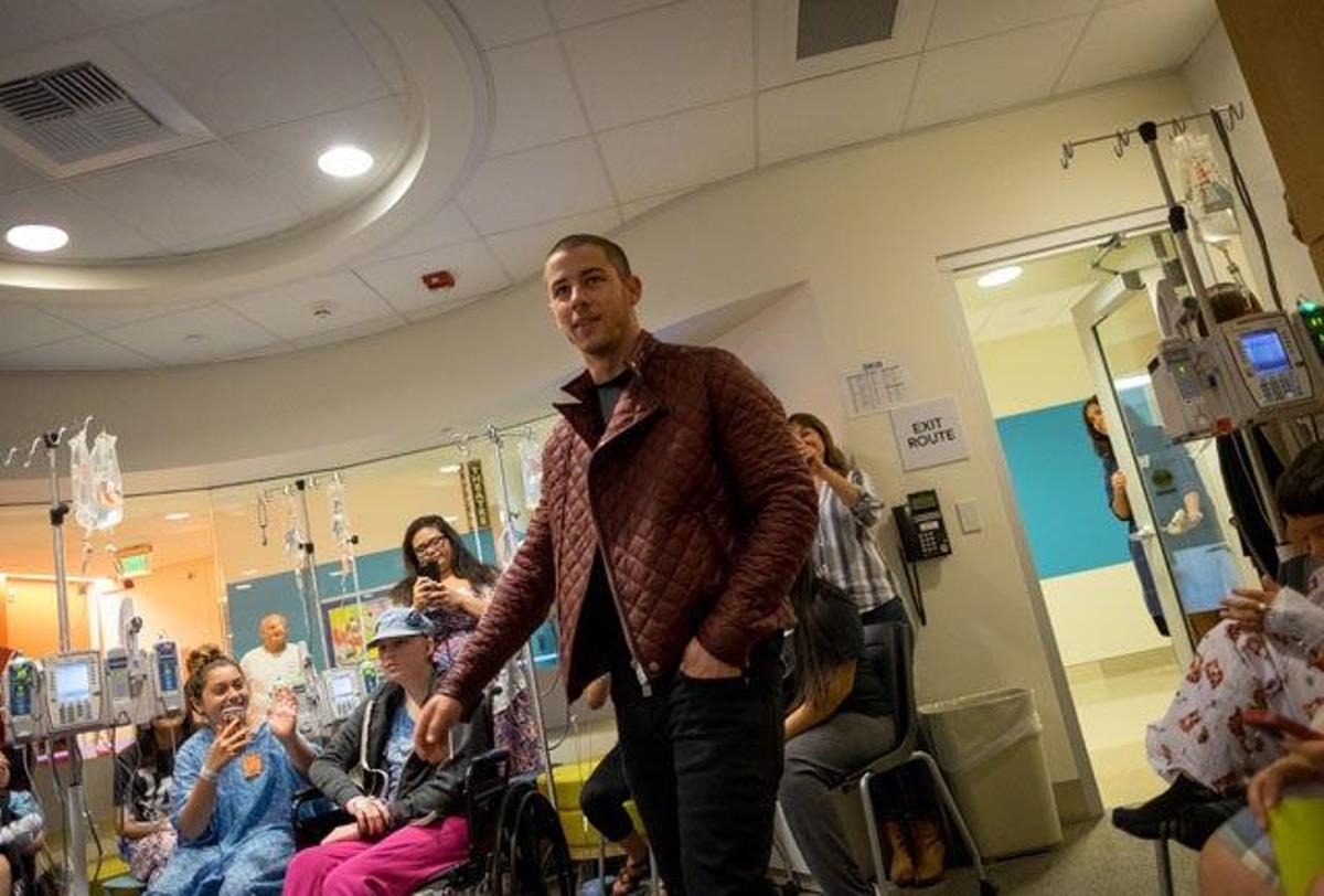 Nick Jonas, durante su visita al Hospital Infantil County Orange