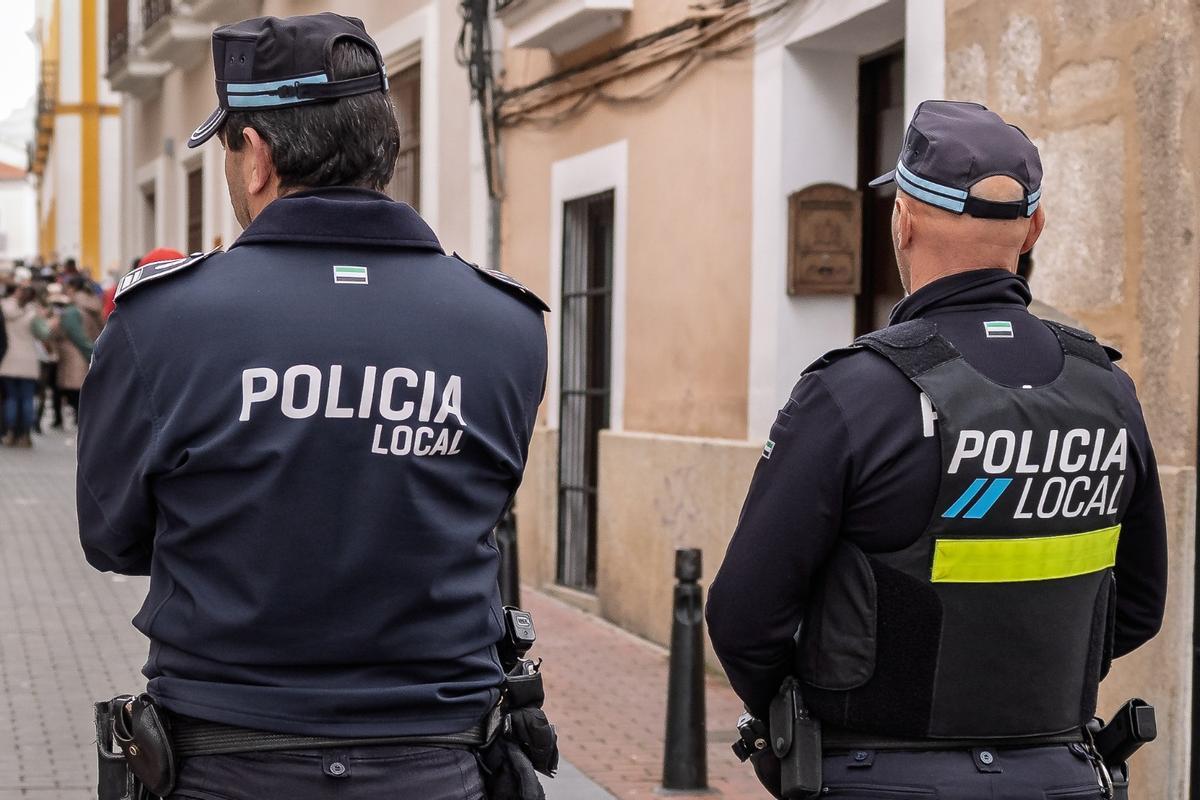 Dos agentes de la Policía Local durante un dispositivo de vigilancia en Mérida.