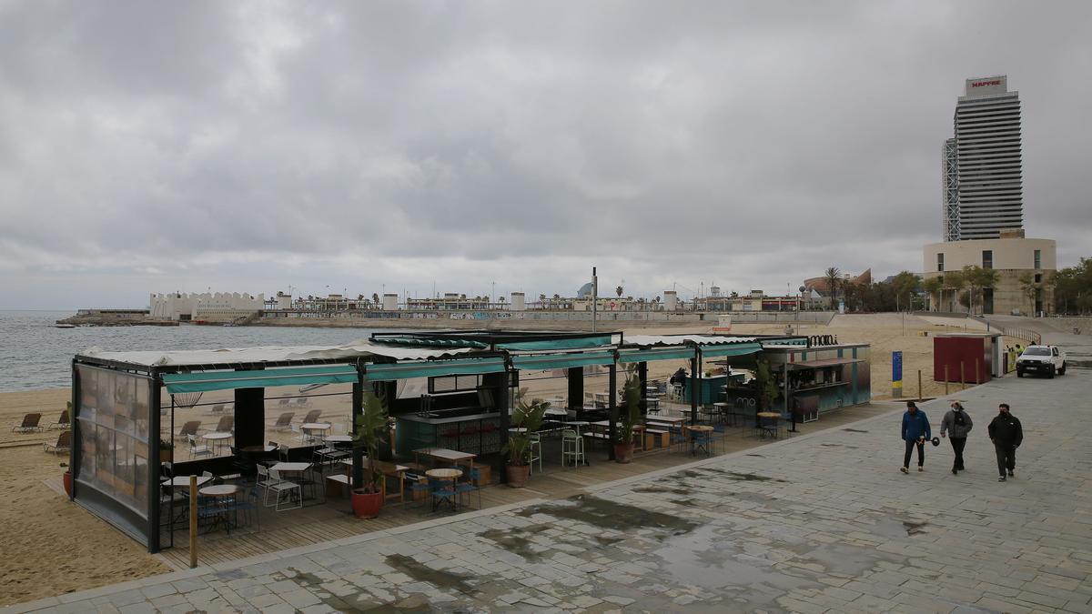 Imagen de archivo de un chiringuito de la Nova Icària, playa que normalmente tenía dos instalaciones y de momento solo tendrá una.