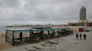 La crisis de los chiringuitos deja sin servicio a cinco tramos de playa de Barcelona